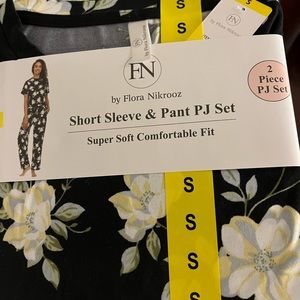 Flora Nikrooz Pajama Set Size Small Pj’s NWT
